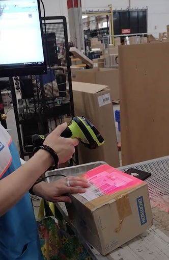 Personne qui scan un retour